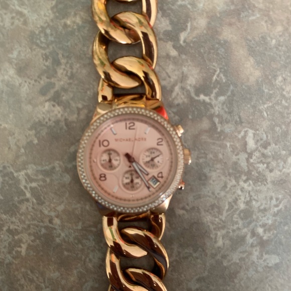 Michael Kors Runway Twist Chain Rose Gold Watch - Picture 3 of 6